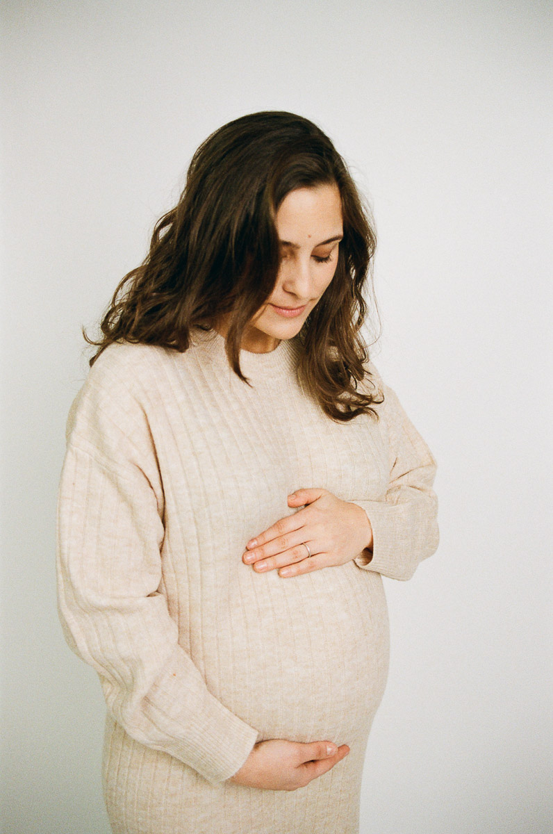 pregnancy announcement photoshoot in the studio