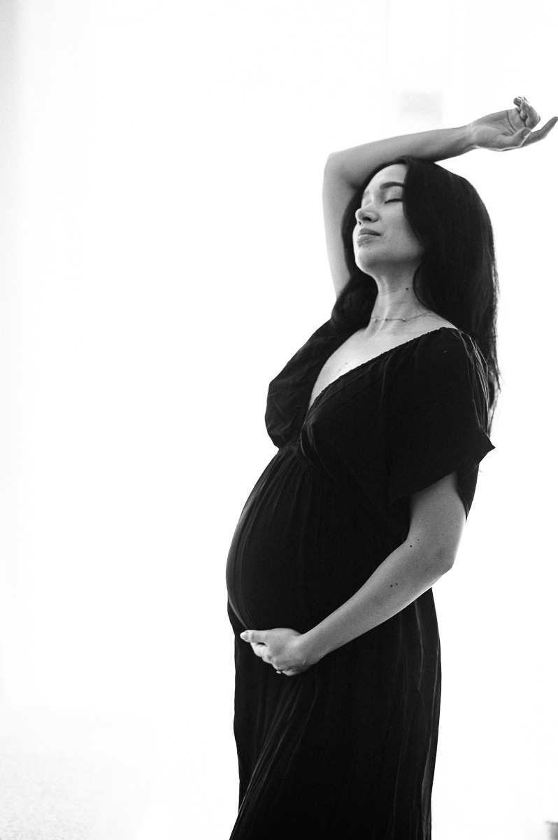 artistic and timeliness maternity photography