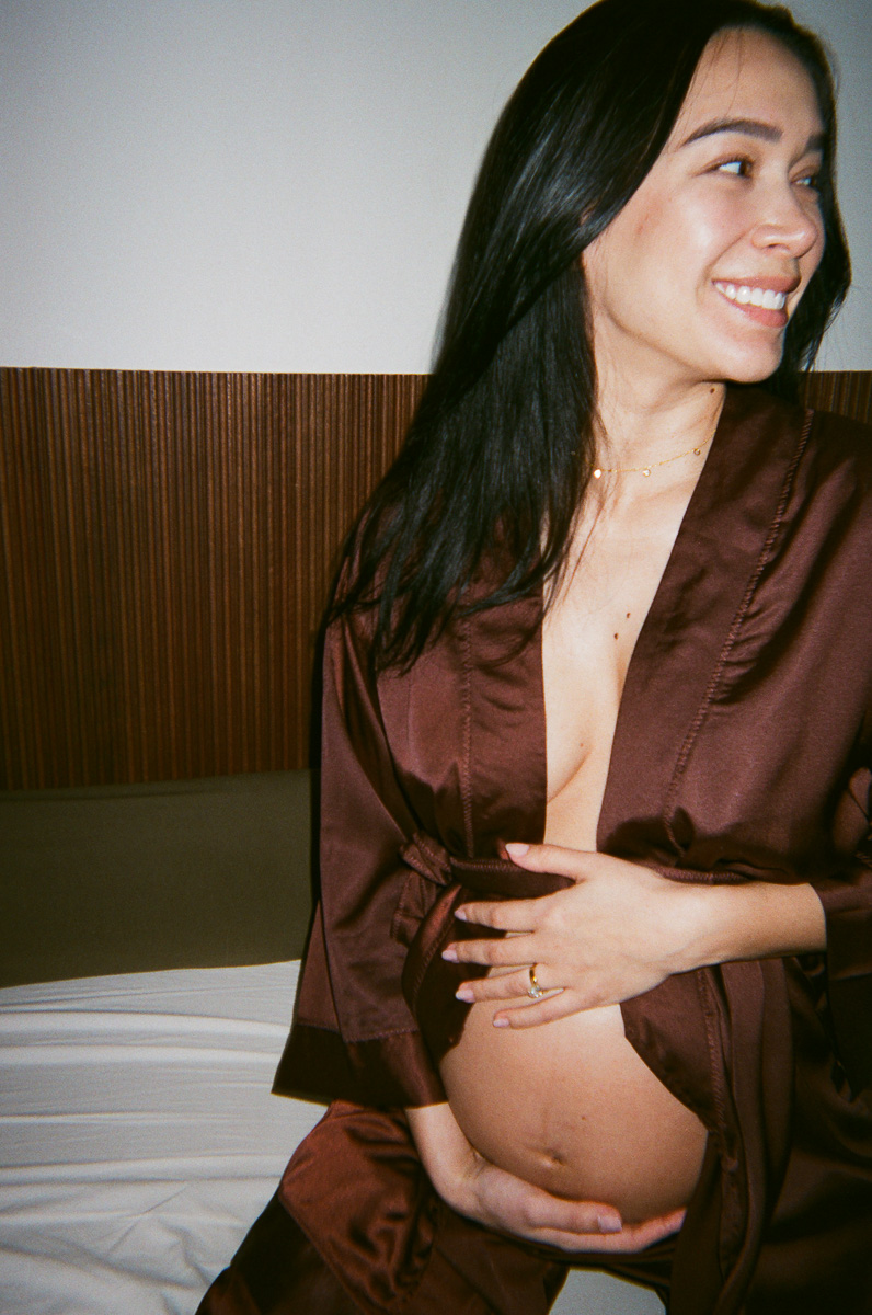 creative maternity photos on flash film
