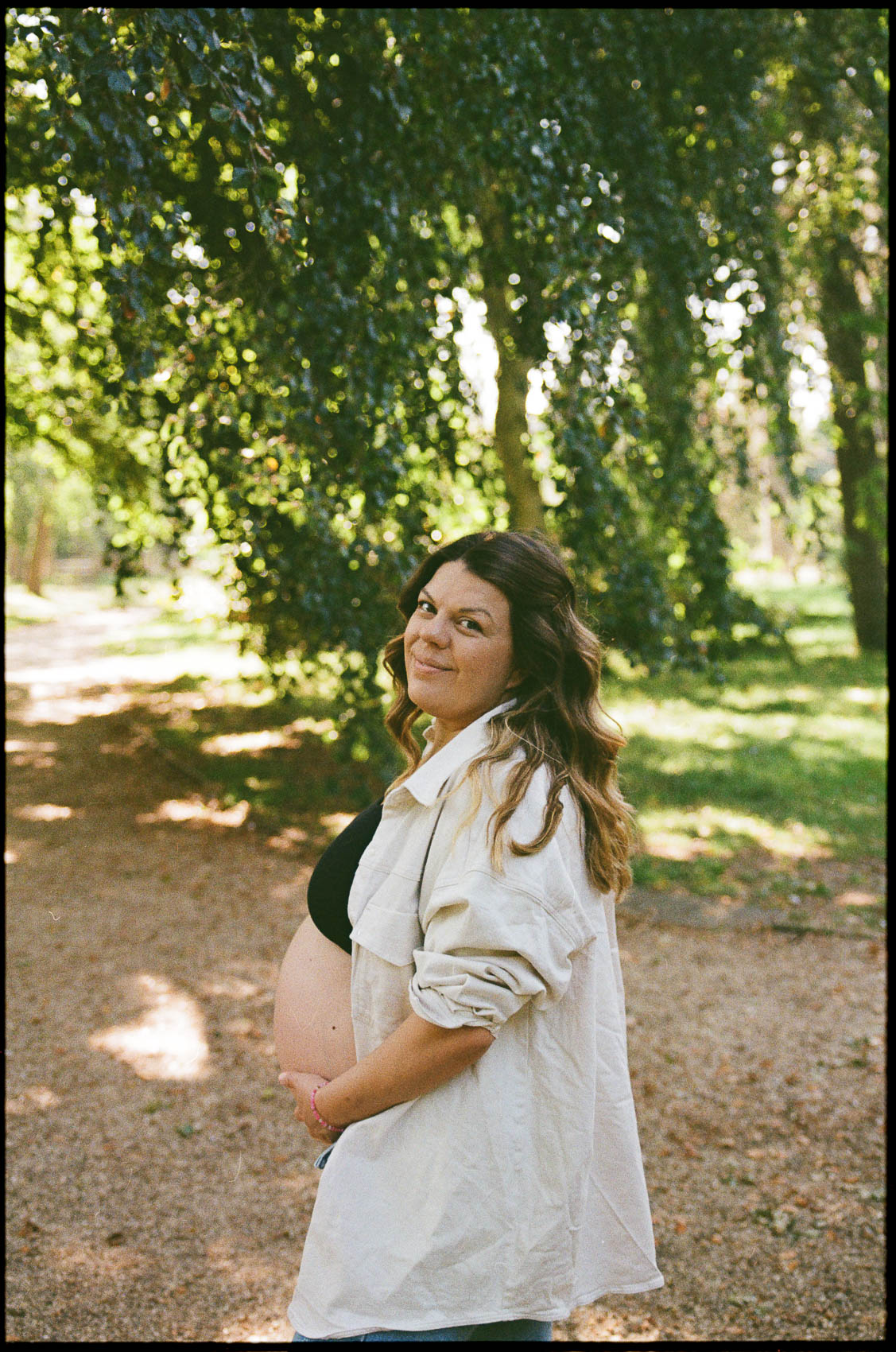 pregnancy photoshoot in cambridge botanic garden, uk