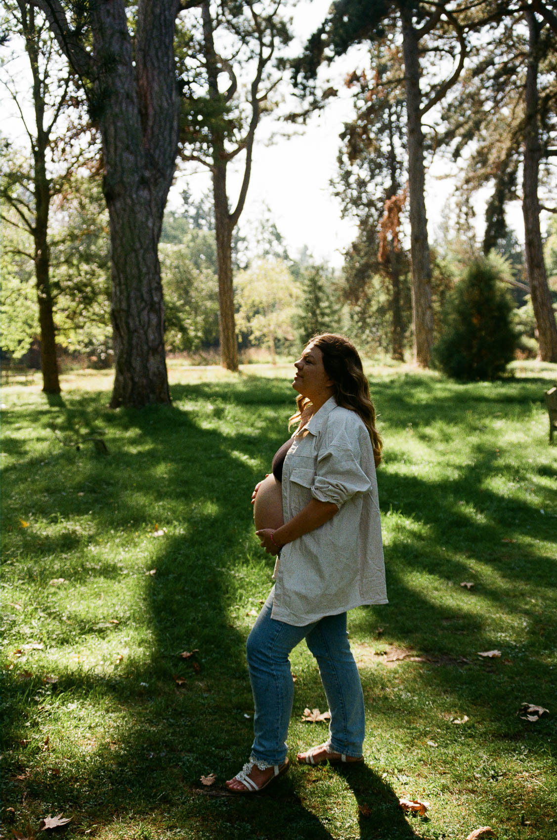 dappled light in cambridge botanic garden during a maternity photoshoot