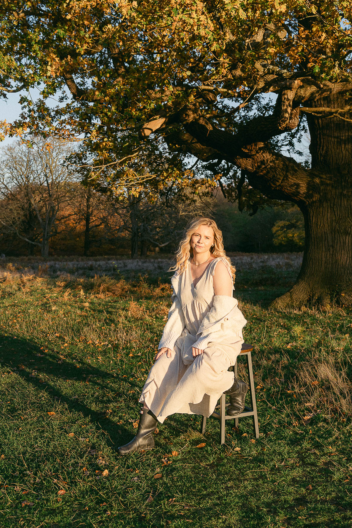 london family and engagement photographer radical nuance smiles during sunset photoshoot in richmond park